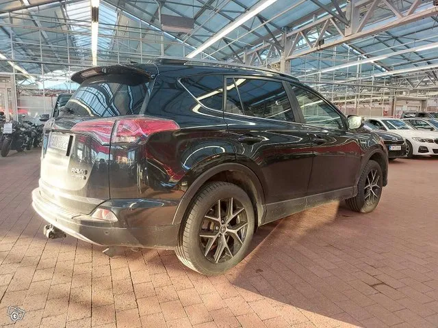 Toyota RAV4 2,5 Hybrid AWD Style - Navigointi, Vetokoukku, 360-pysäköintikamera - J. autoturva - Ilmainen kotiintoimitus Image 2